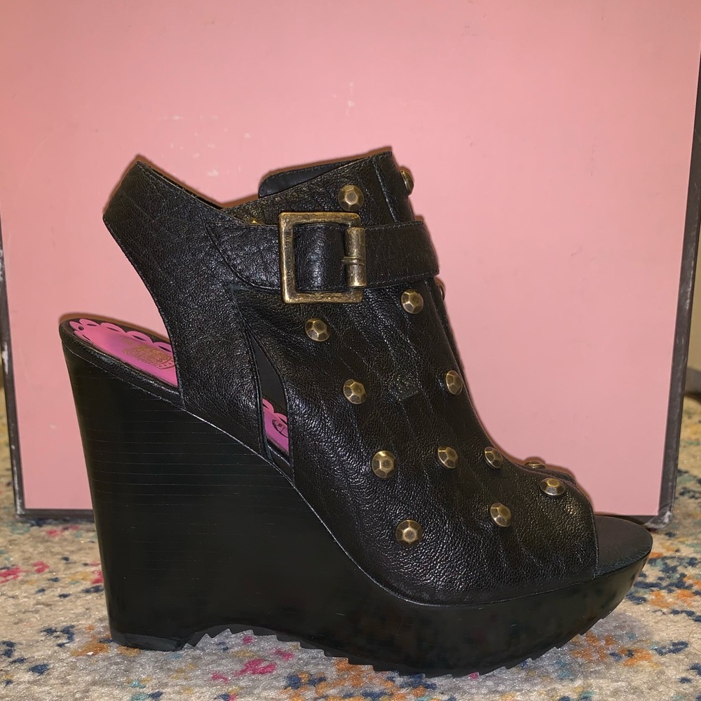 NIB Juicy Couture Black Leather Studded Wedge 6 - Picture 2 of 7